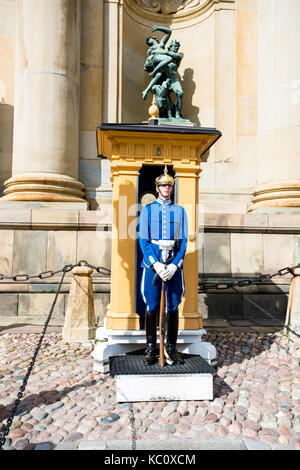 Eine schwedische Royal Guard Wache außerhalb der Königliche Palast in Stockholm, Schweden Stockfoto