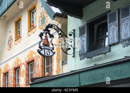 Hoch dekorierte Gebäude und Schild in St. Wolfgang Stockfoto