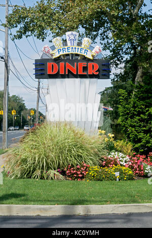 Retro Stil der 1950er Jahre Zeichen außerhalb der Premier Diner in Commack Commack, Long Island, New York. Stockfoto