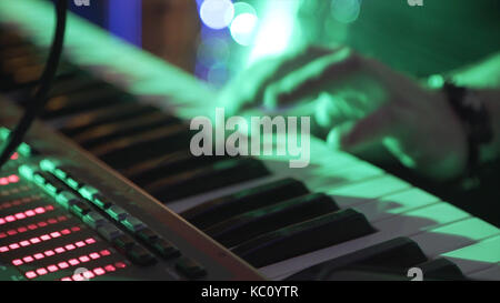 Nahaufnahme der männlichen Händen Klavier zu spielen. Mann spielt der Synthesizer Keyboard. Mann spielt Keyboard. Musiker spielt Klavier. Ein Musiker spielen ein Musikinstrument DJ spielt das Klavier an der Partei Stockfoto