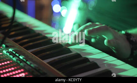 Nahaufnahme der männlichen Händen Klavier zu spielen. Mann spielt der Synthesizer Keyboard. Mann spielt Keyboard. Musiker spielt Klavier. Ein Musiker spielen ein Musikinstrument DJ spielt das Klavier an der Partei Stockfoto