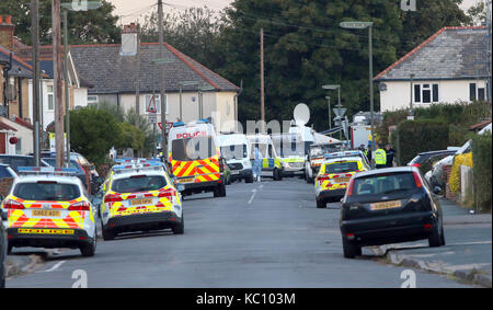 Sunbury on Thames Samstag, 16. September 2017 bewaffneten Polizisten überfallen ein Haus in Surrey in Verbindung mit der nagelbombe auf einem überfüllten U-Bahn bei Pa Stockfoto