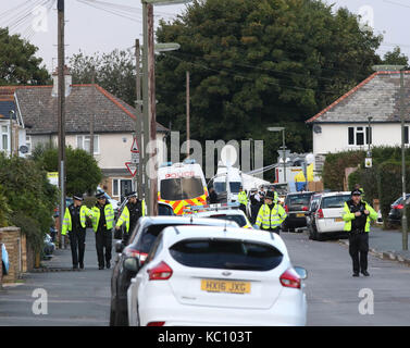 Sunbury on Thames Samstag, 16. September 2017 bewaffneten Polizisten überfallen ein Haus in Surrey in Verbindung mit der nagelbombe auf einem überfüllten U-Bahn bei Pa Stockfoto