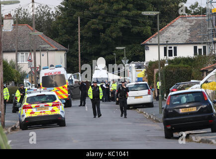 Sunbury on Thames Samstag, 16. September 2017 bewaffneten Polizisten überfallen ein Haus in Surrey in Verbindung mit der nagelbombe auf einem überfüllten U-Bahn bei Pa Stockfoto