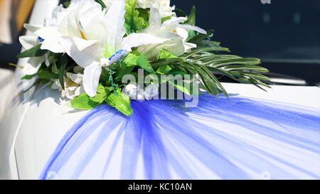 Wedding Bouquet liegt auf dem Auto. Schönen Blumenstrauß mit dem Auto. Hochzeitstag. Sommertag. Blumen Stockfoto
