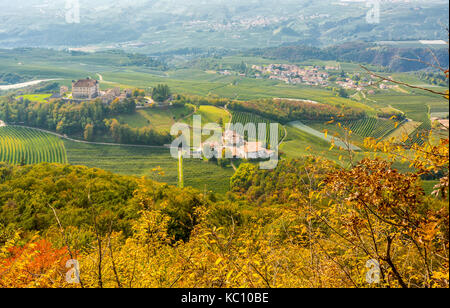 Herbstliche Landschaft von Castel Thun, in der Ortschaft Tonne im unteren Val di Non, Trentino Alto Adige, Norditalien entfernt Stockfoto