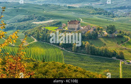 Herbstliche Landschaft von Castel Thun, in der Ortschaft Tonne im unteren Val di Non, Trentino Alto Adige, Norditalien entfernt Stockfoto