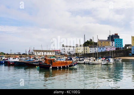 Boote und Rettungsboot im alten Hafen bei Flut vertäut. Tenby, Carmarthen Bay, Pembrokeshire, Wales, Großbritannien, Großbritannien Stockfoto
