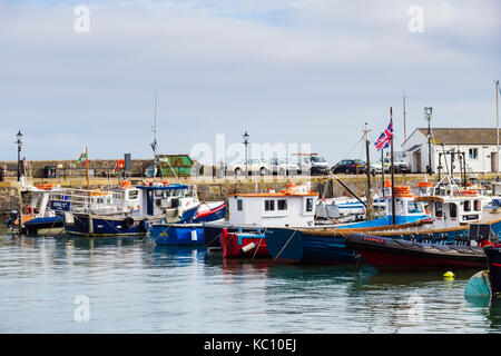 Kleine Fischerboote im Hafen bei Flut vertäut. Tenby, Carmarthen Bay, Pembrokeshire, Wales, Großbritannien, Großbritannien Stockfoto