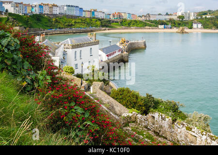 Hohes Ansehen in North Beach und das Meer vom Castle Hill. Tenby, Pembrokeshire, Carmarthen Bay, Wales, Großbritannien, Großbritannien Stockfoto