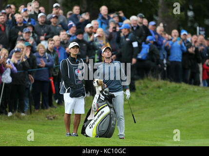 Von Nordirland Rory McIlroy mit caddie Harry Diamond während Tag vier der britischen Meister in der Nähe House Golf Club, Newcastle. Stockfoto