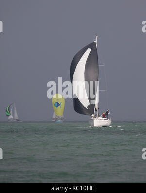 Yachten unter Spinnaker nehmen an den jährlichen Runden die Insel Rennen Stockfoto