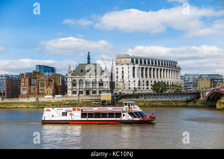 Rote und weiße Stadt Kreuzfahrten Touristen Sightseeing Bootsfahrten entlang der Themse durch Unilever Haus am Victoria Embankment, London an einem sonnigen Tag Stockfoto