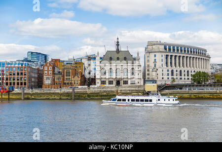 White River Cruise touristische Sehenswürdigkeiten Boot segelt entlang der Themse durch Unilever Haus und 60 Victoria Embankment, London EC 4 an einem sonnigen Tag Stockfoto