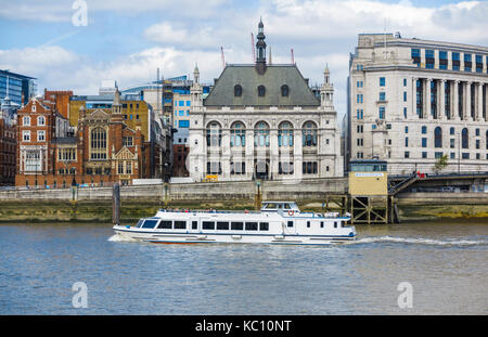 White River Cruise touristische Sehenswürdigkeiten Boot segelt entlang der Themse durch Unilever Haus und 60 Victoria Embankment, London EC 4 an einem sonnigen Tag Stockfoto