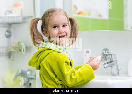 Kind ihre Hände waschen zum Schutz vor Keimen Stockfoto