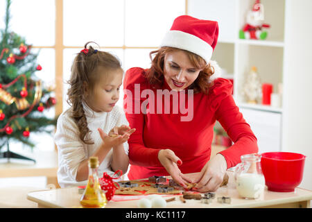 Mutter und Kind Kuchen backen zu Weihnachten Stockfoto