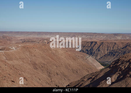 Große River Canyon durch die Atacama-wüste in der Arica y parinacota Region des nördlichen Chile ausgeführt wird. Stockfoto