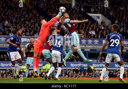 Everton Torwart Jordanien Pickford Stanzen klar unter dem Druck von Burnley von Chris Wood (rechts) während der Premier League Spiel im Goodison Park, Liverpool. Stockfoto