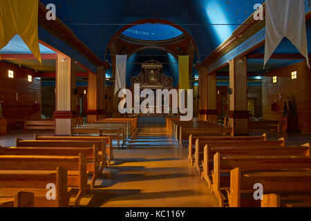 Innenraum der historischen Kirche in der kleinen Stadt Tirana in der Atacama-wüste, Tarapaca, Chile. Stockfoto