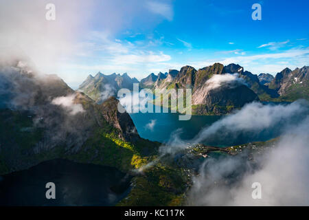 Lofoten ist ein Archipel in der Grafschaft von Nordland, Norwegen. Ist für eine unverwechselbare Landschaft mit Bergen und Gipfeln, offene Meer und shelte bekannt Stockfoto