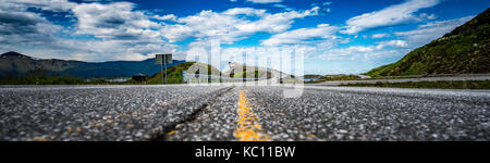 Panorama Norwegen Atlantik Straße oder den Atlantik Straße (atlanterhavsveien) den Titel als "Norwegischen Bau des Jahrhunderts" ausgezeichnet worden. Die Ro Stockfoto