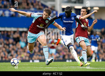 Everton ist oumar Niasse Schlachten für die Kugel mit Burnley ist James Tarkowski (links) und Jack Cork (rechts) während der Premier League Spiel im Goodison Park, Liverpool. Stockfoto