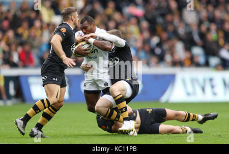 Die Badewanne Semesa Rokoduguni ist von Wespen Elliot Daly und Jimmy Gopperth während der Aviva Premiership Match in der Ricoh Arena in Coventry in Angriff genommen. Stockfoto