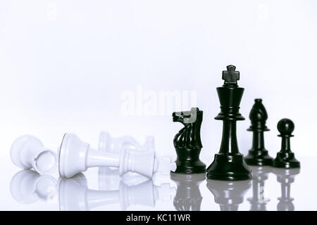Schwarz und Weiß von Schach auf weißem Hintergrund. Leader und Teamarbeit Konzept für den Erfolg. Stockfoto