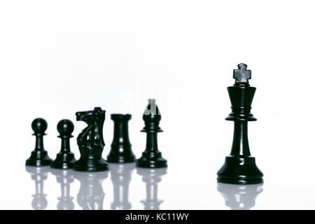 Schwarz Schach auf weißem Hintergrund. Leader und Teamarbeit Konzept für den Erfolg. Stockfoto