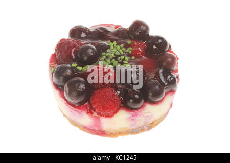 Einzelnen mixed Berry mini Käsekuchen gegen Weiße isoliert Stockfoto