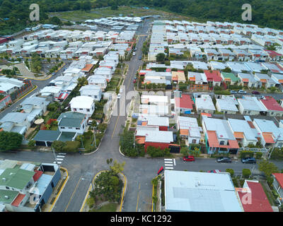 Hauptstraße im Wohngebiet Luftbild Drohne anzeigen Stockfoto