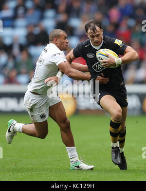 Wespen Josh Bassett wird von der Badewanne Jonathan Joseph während der Aviva Premiership Match in der Ricoh Arena in Coventry in Angriff genommen. Stockfoto