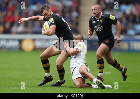 Wespen Josh Bassett wird von der Badewanne Jonathan Joseph während der Aviva Premiership Match in der Ricoh Arena in Coventry in Angriff genommen. Stockfoto