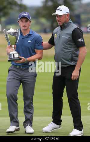 Irlands Paul Dunne (links) und der Engländer Lee Westwood, erhält er die Trophäe bei Tag vier der britischen Meister in der Nähe House Golf Club, Newcastle. Stockfoto