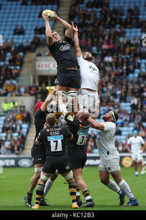 Wespen Joe Launchbury gewinnt einen lineout aus der Badewanne Taulupe Faletau während der Aviva Premiership Match in der Ricoh Arena in Coventry. Stockfoto