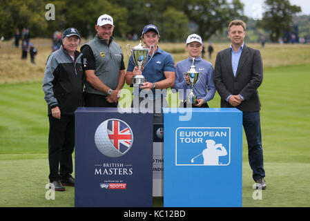 Irlands Paul Dunne posiert für ein Foto mit der Engländer Lee Westwood, als er die Trophäe bei Tag vier der britischen Meister erhält in der Nähe House Golf Club, Newcastle. Stockfoto