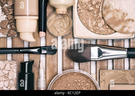 Make-up-Produkte Hautton und Teint. Korrektor, lose, kompakt und bronzing Puder, concealer Pencil, Liquid Foundation, Make up Pinsel Stockfoto