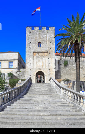 Das Treppenhaus und der Turm Revelin oder Land Gate, Stadt Korcula, Insel Korcula, Kroatien, Dalmatien, Dalmatinischen Küste, Europa. Stockfoto