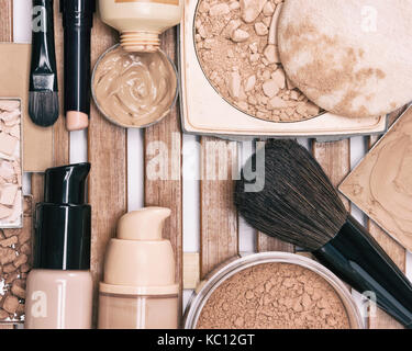 Make-up-Produkte für den fehlerlosen Teint: concealer, Stiftung, Pulver mit professionellen Make-up Pinsel Stockfoto