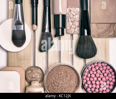Wesentliche Make-up-Produkte und Zubehör, um sogar aus Hautton und Teint. Ansicht von oben, getönt in retro Stockfoto