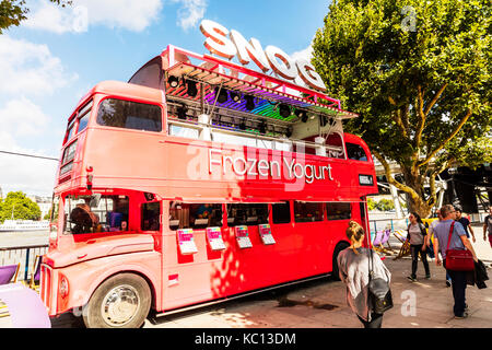 Gefrorener Joghurt Verkäufer, SNOG gefrorener Joghurt Snog gefrorener Joghurt-Bus auf der South Bank, London, Snog gefrorener Joghurt Outlet, Double Decker Bus umgewandelt snog UK Stockfoto