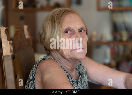 Ernst senior Frau an der Kamera zu Hause, in der Nähe suchen Stockfoto