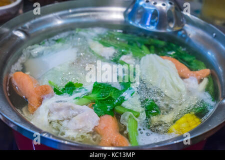 Sukiyaki oder Shabu und gemischtes Gemüse im kochenden Topf, Shabu Shabu oder Sukiyaki ist eine Japanische und Koreanische Küche Stockfoto