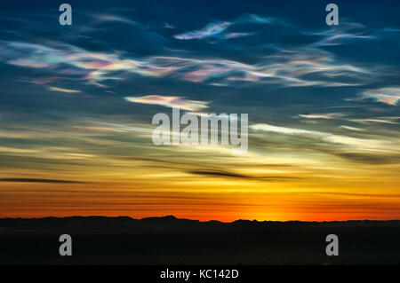 Nacreous cloud Bildung mit Blick auf Ice Shelf in Antacrtica Stockfoto