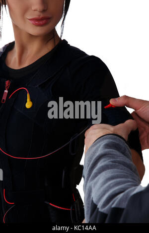 Trainer hilft Frau anhängen Elektrode auf Ems, auf weißem Hintergrund Stockfoto