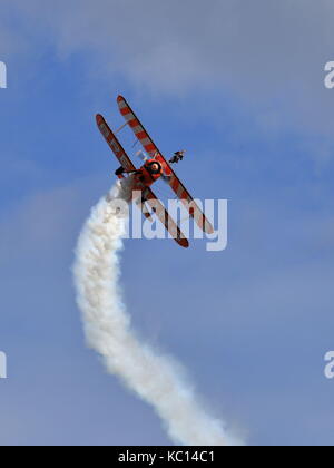 Breitling wingwalkers Durchführen am Air Festival Bournemouth, Dorset UK Stockfoto