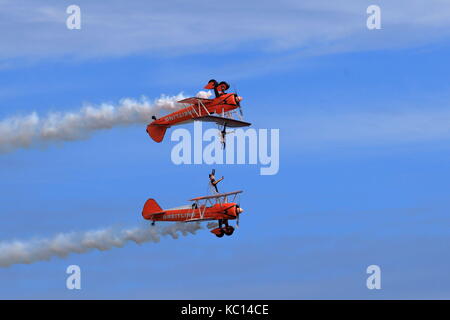 Breitling wingwalkers an den Händen von hängend, an der Bournemouth Air Festival, Dorset UK Stockfoto