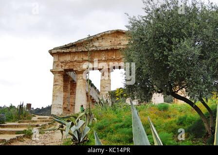 Edie antiken griechischen Tempel von Poseidon - Neptun in Segesta, Sizilien in der Nähe von Trapani. Dorischen Stil. Frühe 5. Jahrhundert v. Chr.. Italien. Wetter, Winter. Stockfoto