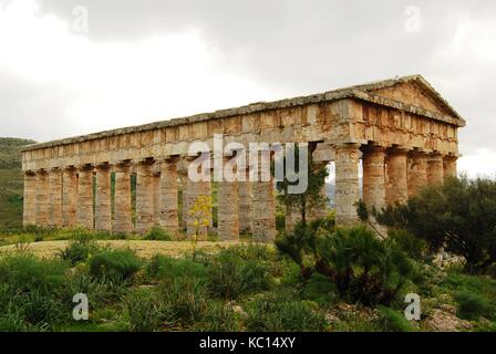 Edie antiken griechischen Tempel von Poseidon - Neptun in Segesta, Sizilien in der Nähe von Trapani. Dorischen Stil. Frühe 5. Jahrhundert v. Chr.. Italien. Wetter, Winter. Stockfoto